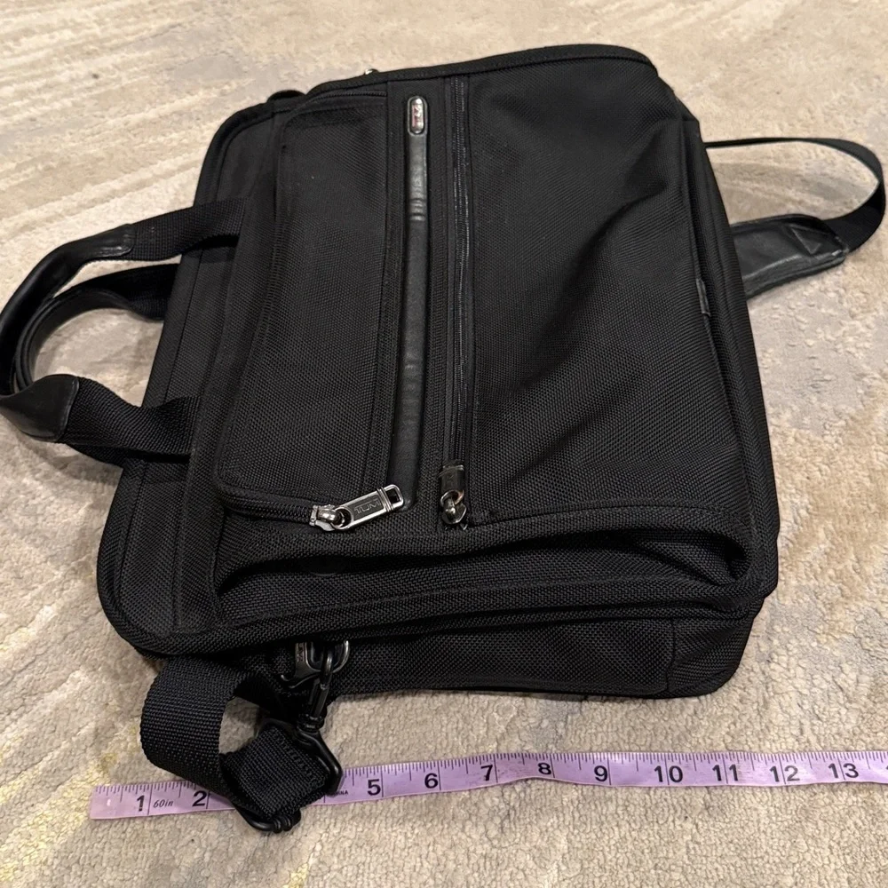 Tumi Laptop Briefcase Messenger Bag Black in EUC plenty of pockets and storage